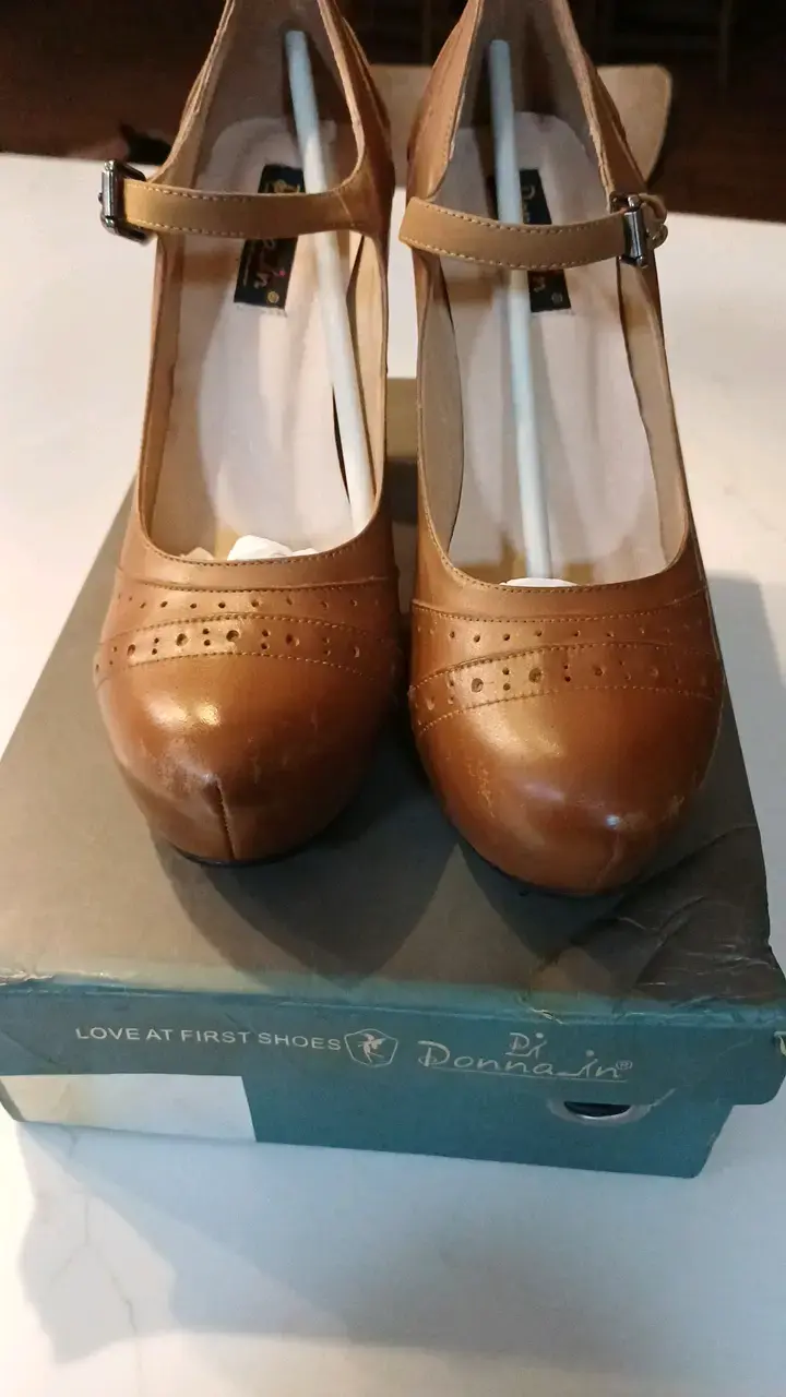 Zapatos de tacón marrón con correa Di Donna