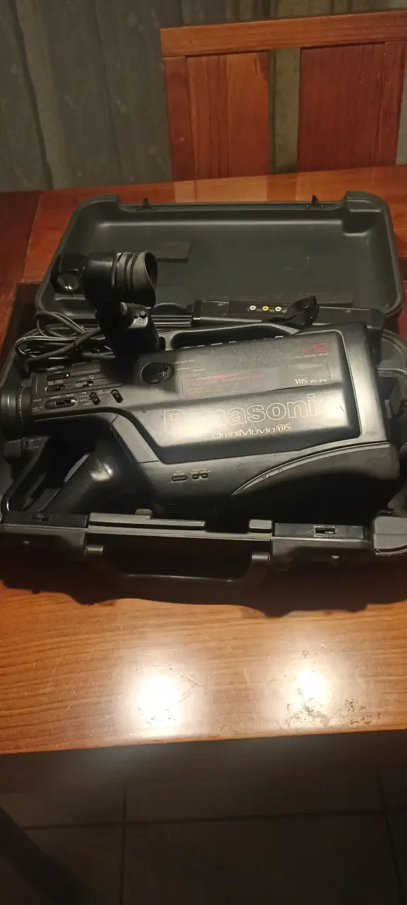 Cámara VHS Panasonic OmniMovie PV-810 con Estuche - 1