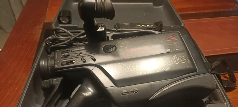 Cámara VHS Panasonic OmniMovie PV-810 con Estuche - 3