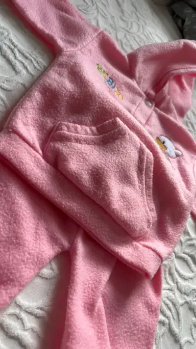 Conjunto de bebé polar rosado con capucha - miniatura 2