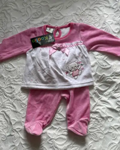 Conjunto de bebé rosado con diseño de gatito - miniatura 1