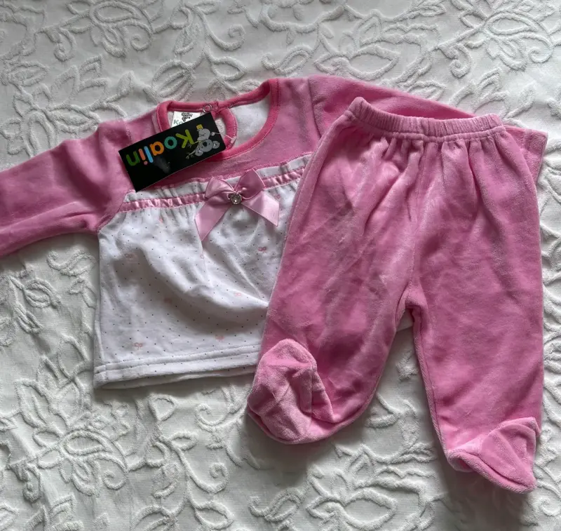 Conjunto de bebé rosado con diseño de gatito - 2