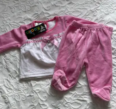 Conjunto de bebé rosado con diseño de gatito - miniatura 2