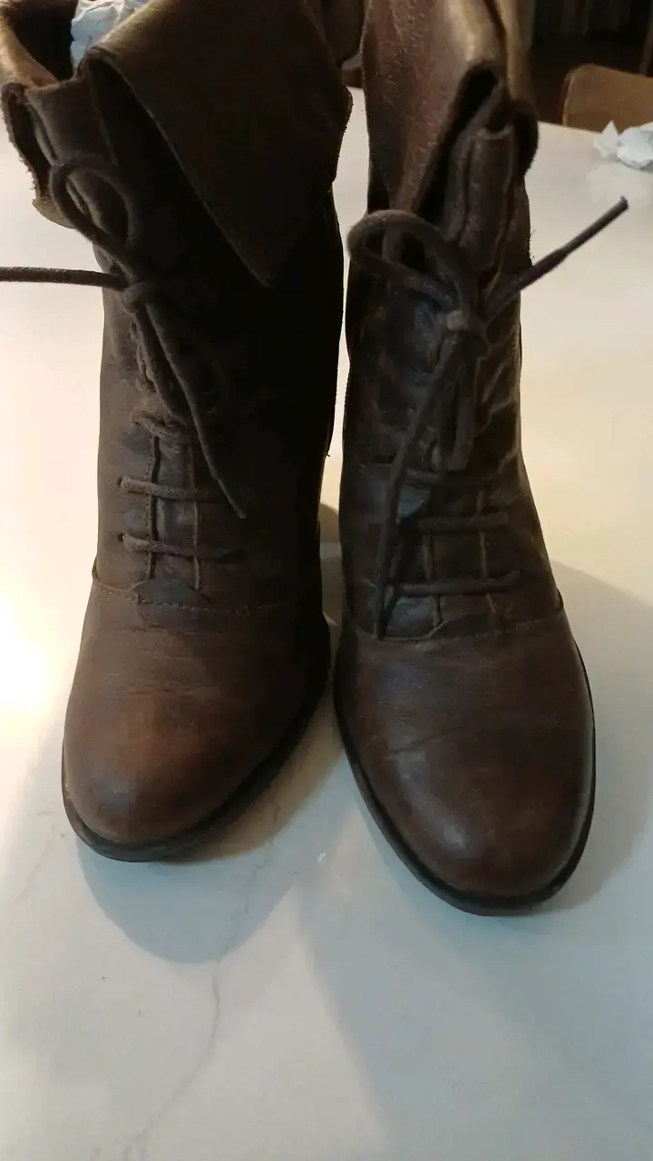 Botines de cuero marrón con tacón alto