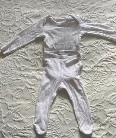 Conjunto de bebé blanco con diseño acanalado - miniatura 1