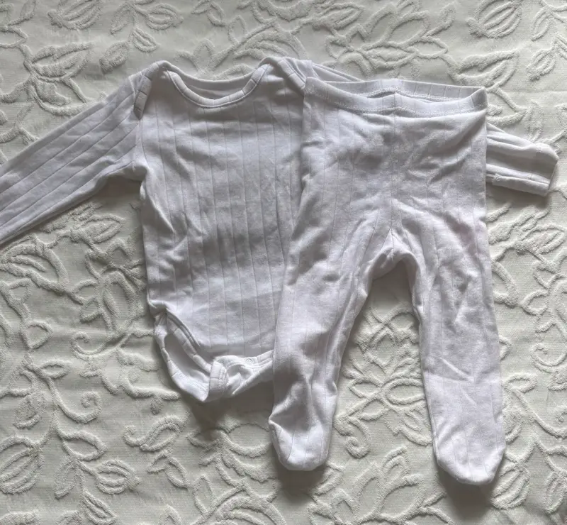 Conjunto de bebé blanco con diseño acanalado - 2