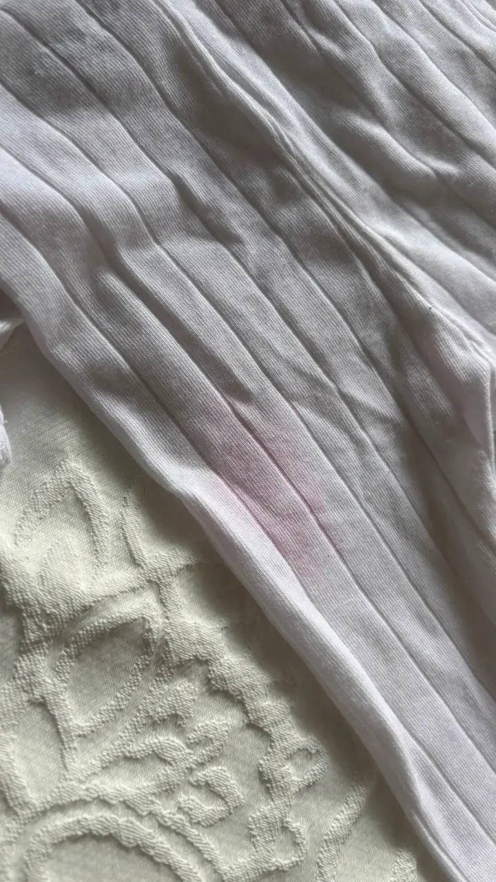 Conjunto de bebé blanco con diseño acanalado - 3