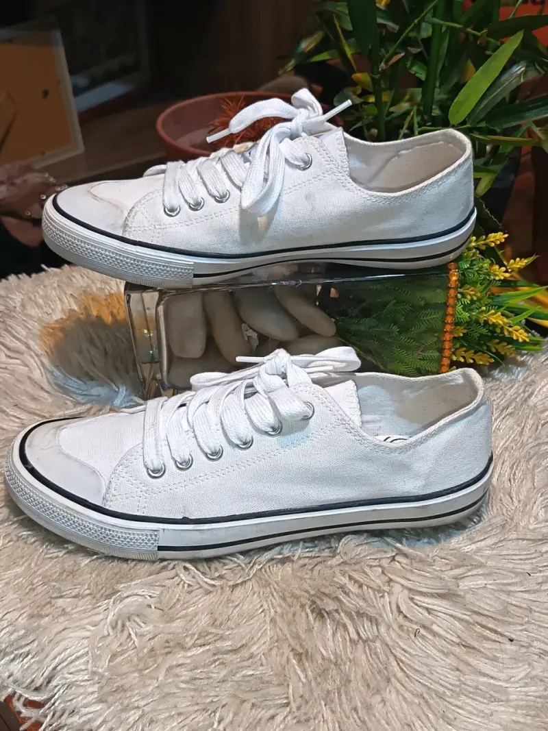 Zapatillas blancas de lona con cordones - 1
