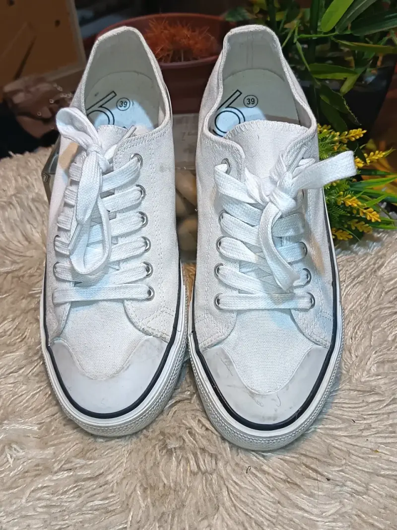 Zapatillas blancas de lona con cordones - 2