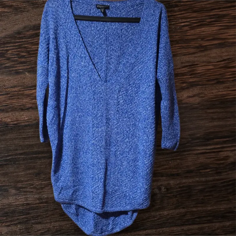Sweter azul de punto con escote en V