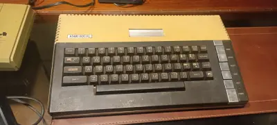 Computador Atari 800XL con accesorios originales - miniatura 1
