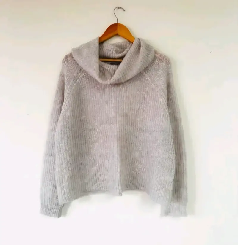 Suéter de lana gris con cuello alto