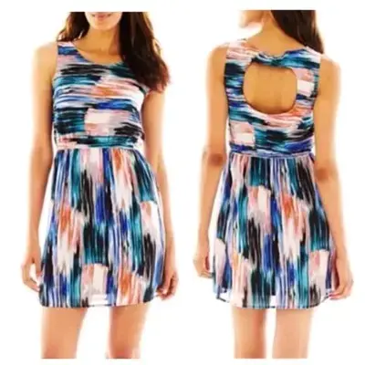 Vestido corto estampado multicolor con espalda descubierta