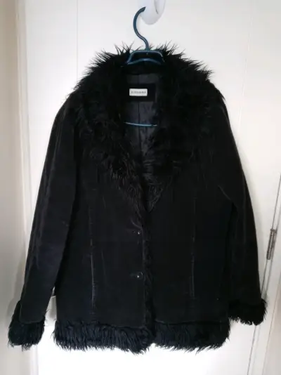 Chaqueta de terciopelo negro con cuello de piel sintética - miniatura 1