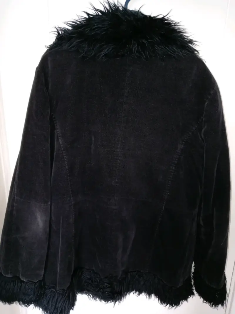 Chaqueta de terciopelo negro con cuello de piel sintética - 2