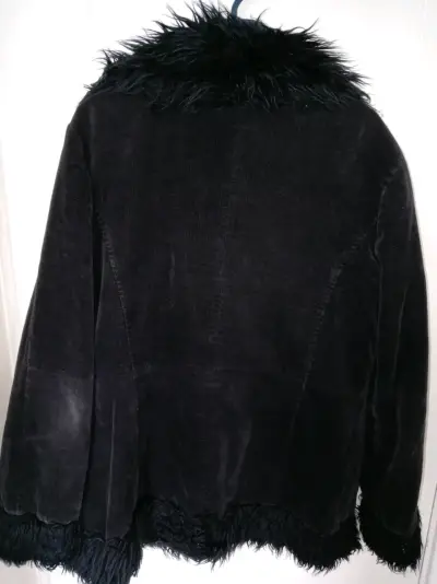 Chaqueta de terciopelo negro con cuello de piel sintética - miniatura 2