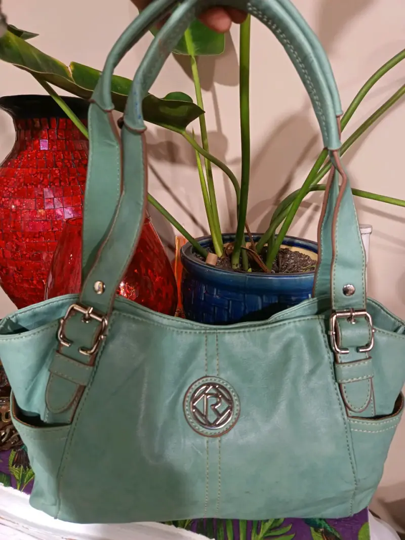 HERMOSA CARTERA DE HOMBRO marca RELIC - 1
