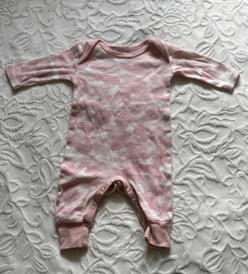 Enterito de bebé rosa camuflado - 1