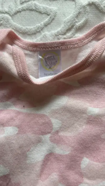 Enterito de bebé rosa camuflado - miniatura 2