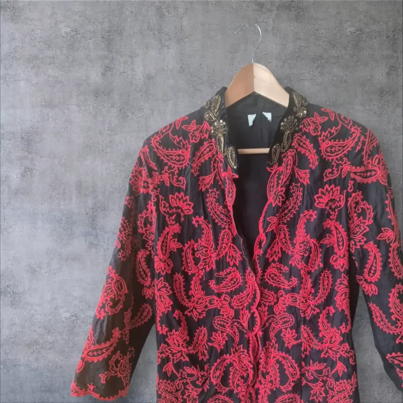 Chaqueta de Encaje Negro y Rojo con Detalles Bordados - 1