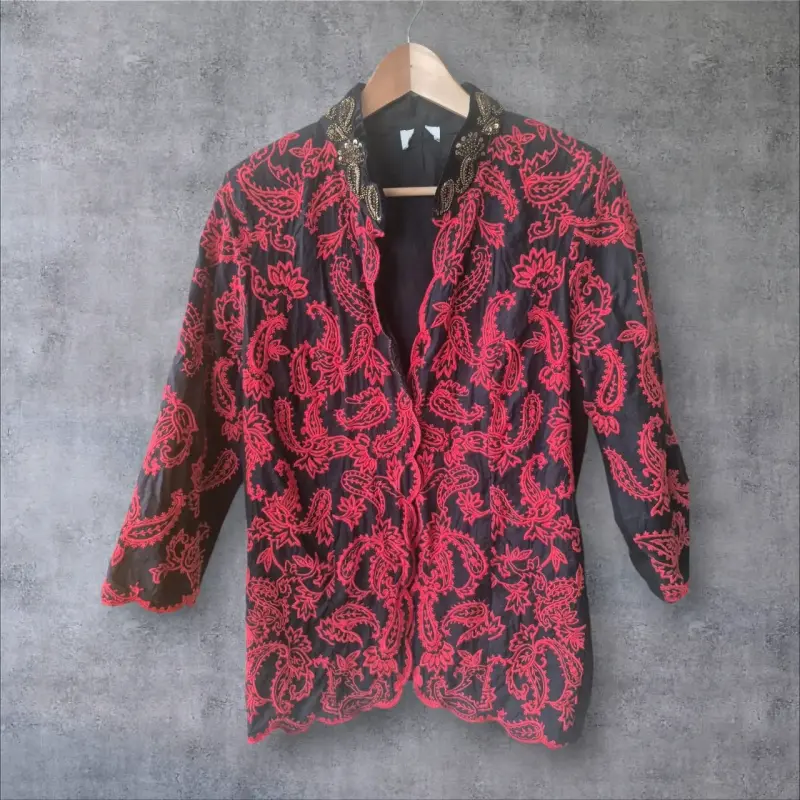 Chaqueta de Encaje Negro y Rojo con Detalles Bordados - 2