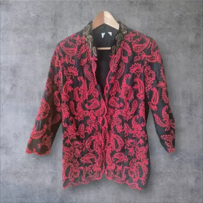 Chaqueta de Encaje Negro y Rojo con Detalles Bordados - miniatura 2