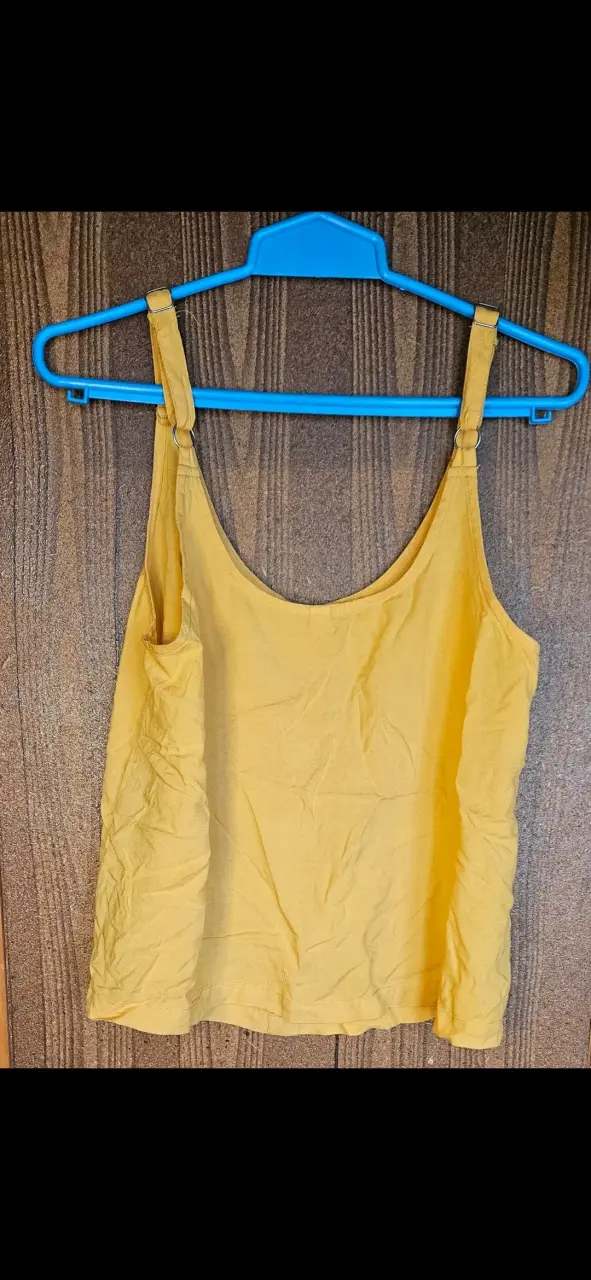 Blusa amarilla de tirantes con botones - 2