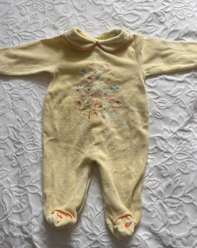 Pijama enterito amarillo para bebé con bordado - 1