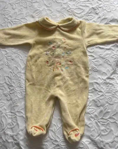 Pijama enterito amarillo para bebé con bordado - miniatura 1