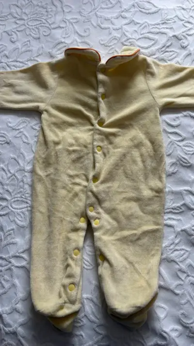 Pijama enterito amarillo para bebé con bordado - miniatura 3