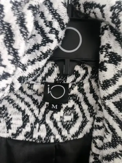 Abrigo estampado geométrico blanco y negro - miniatura 3