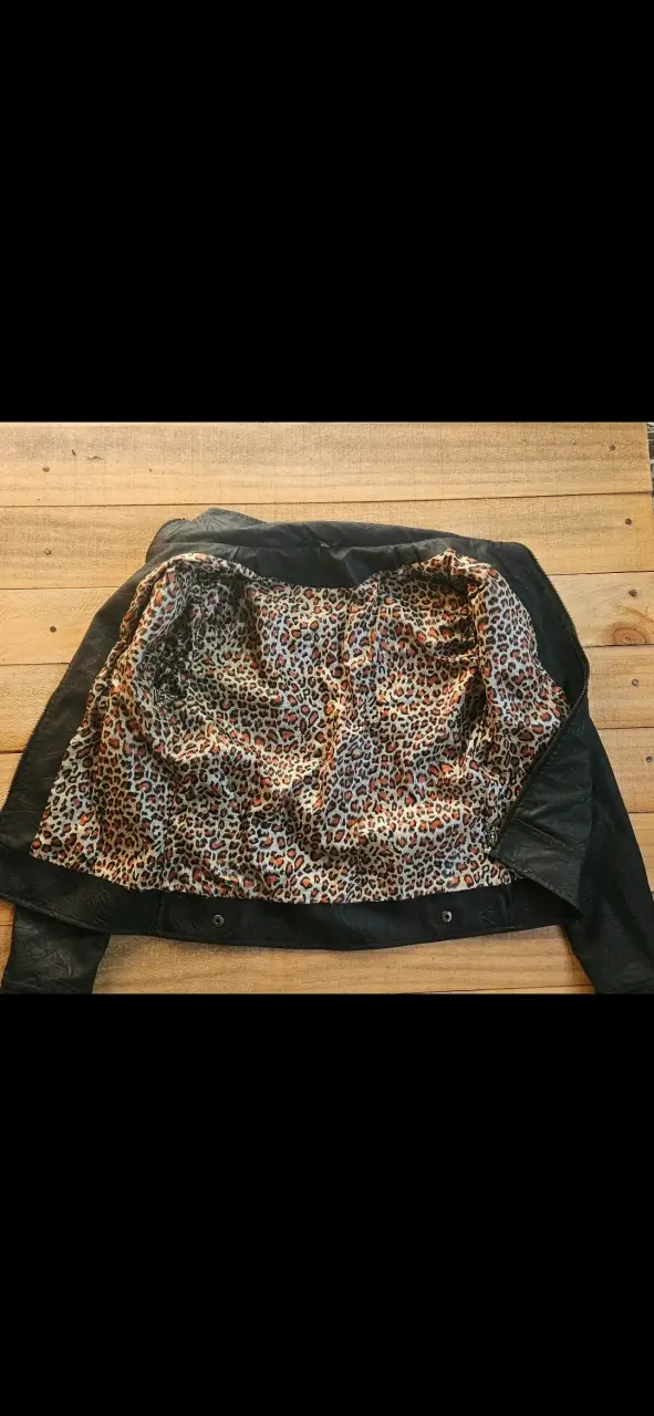 Chaqueta negra con forro animal print - 2