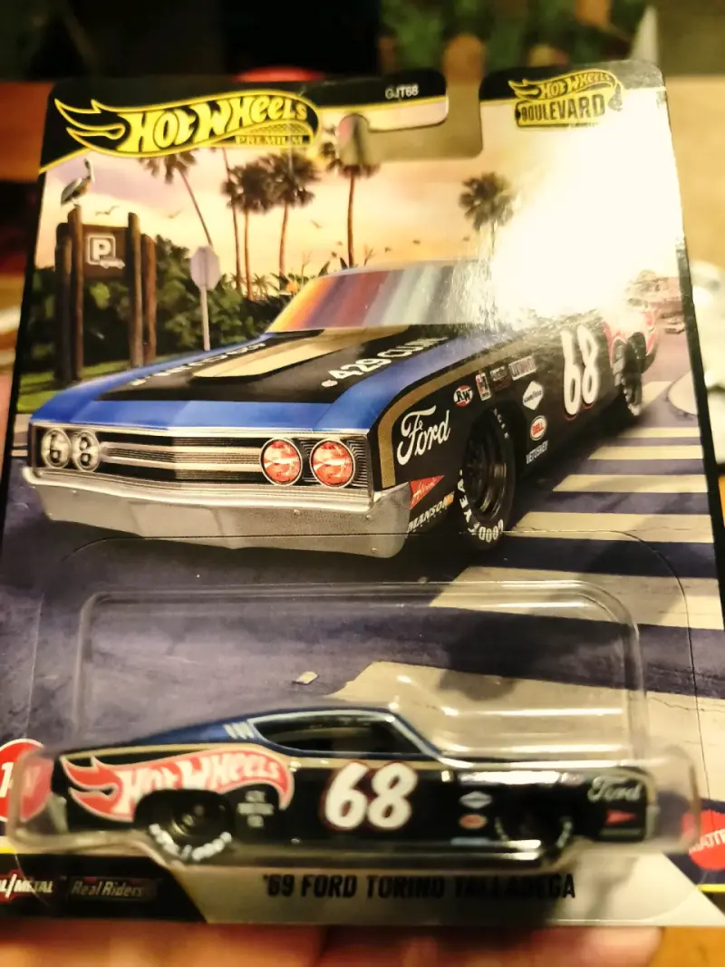 HotWheels Ford Torino Talladega 1969 Edición Premi - 2