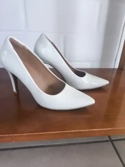 Zapatos de tacón alto blancos elegantes - miniatura 1