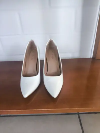 Zapatos de tacón alto blancos elegantes - miniatura 2