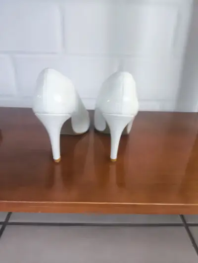 Zapatos de tacón alto blancos elegantes - miniatura 3