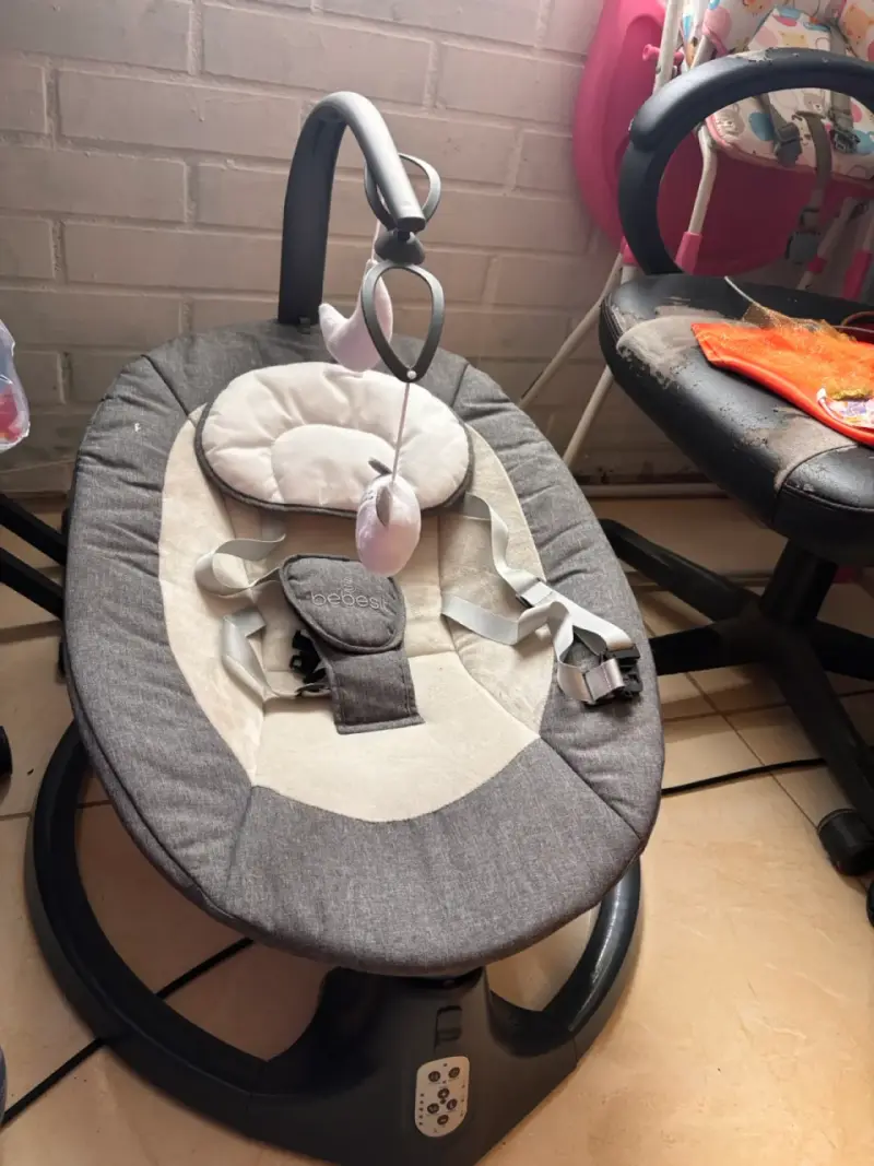 Silla mecedora para bebé Bebesit con juguetes colgantes - 1