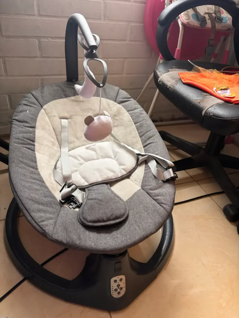 Silla mecedora para bebé Bebesit con juguetes colgantes - 2