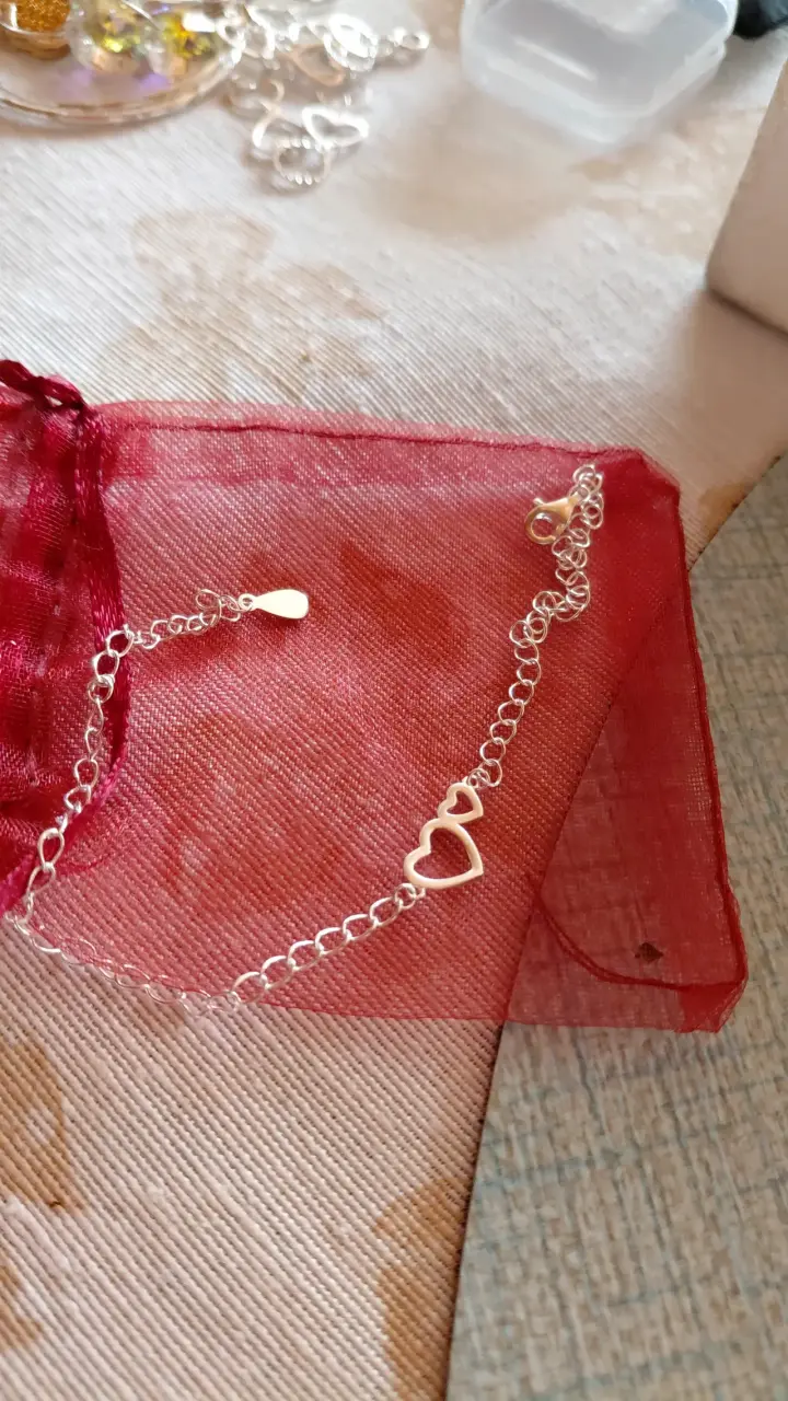 Pulsera de plata con diseño de corazones