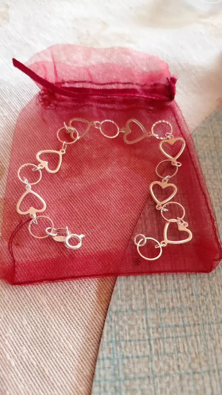 Pulsera de plata con corazones
