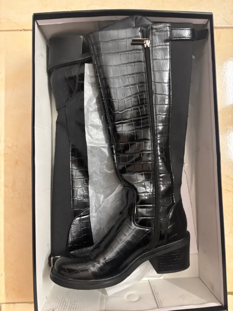 Botas negras de cuero sintético con diseño de cocodrilo - 1