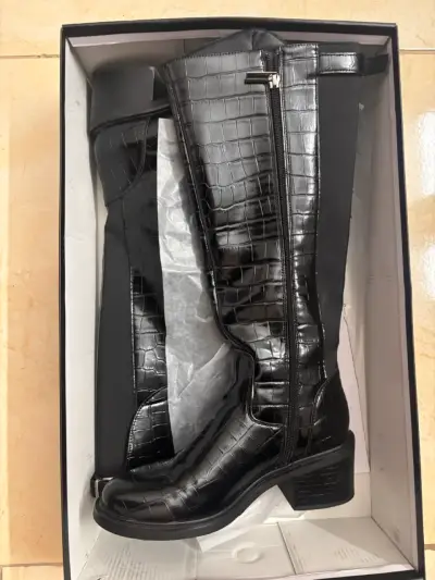 Botas negras de cuero sintético con diseño de cocodrilo - miniatura 1