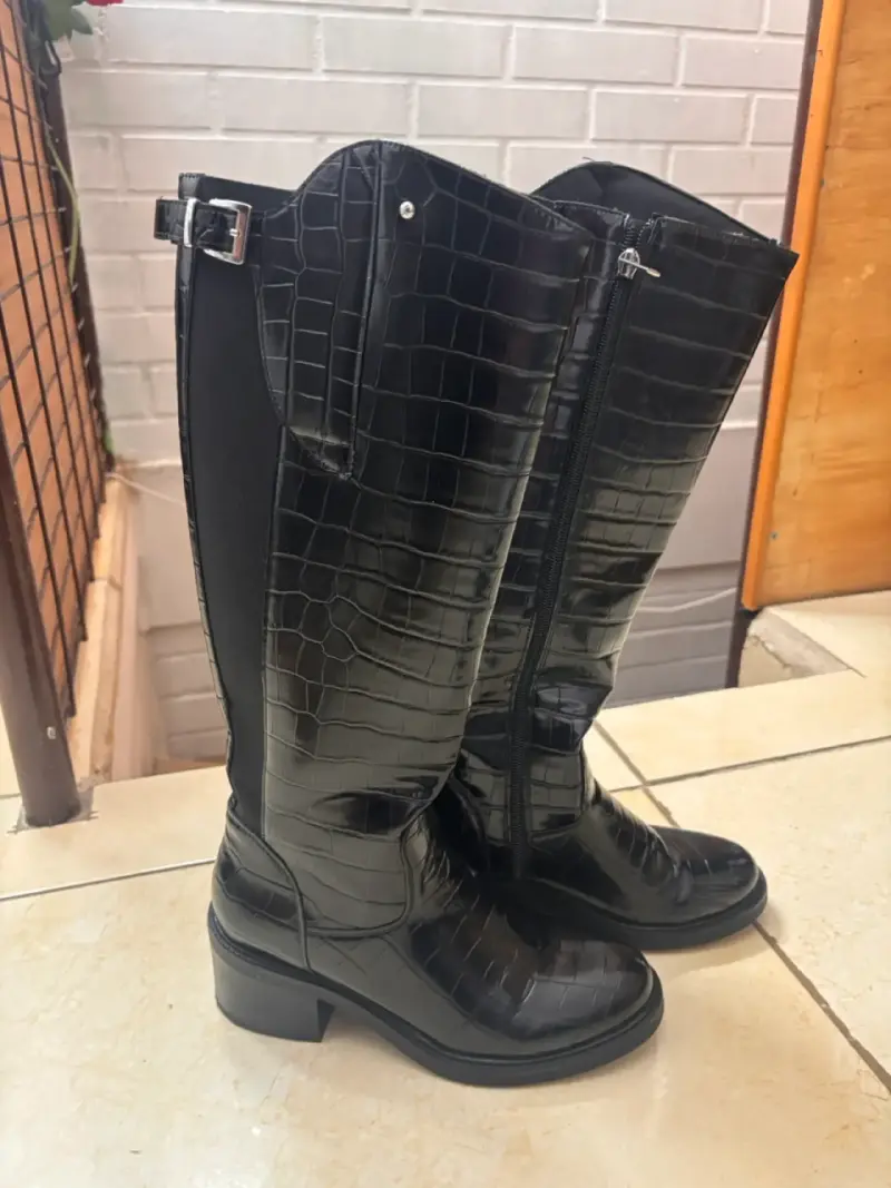 Botas negras de cuero sintético con diseño de cocodrilo - 2