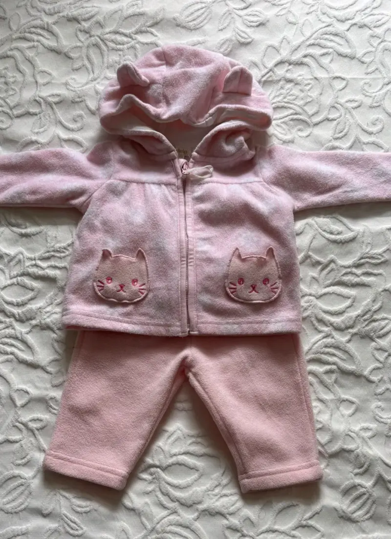 Conjunto de bebé rosado con capucha