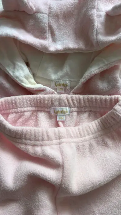Conjunto de bebé rosado con capucha - miniatura 3