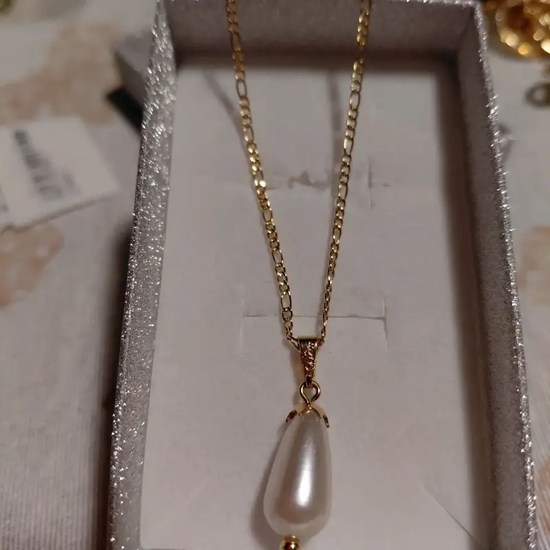 Collar de oro con colgante de perla