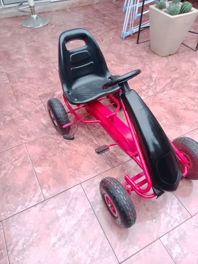 Kart a pedales infantil rojo y negro - 1