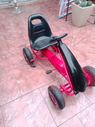 Kart a pedales infantil rojo y negro - miniatura 1