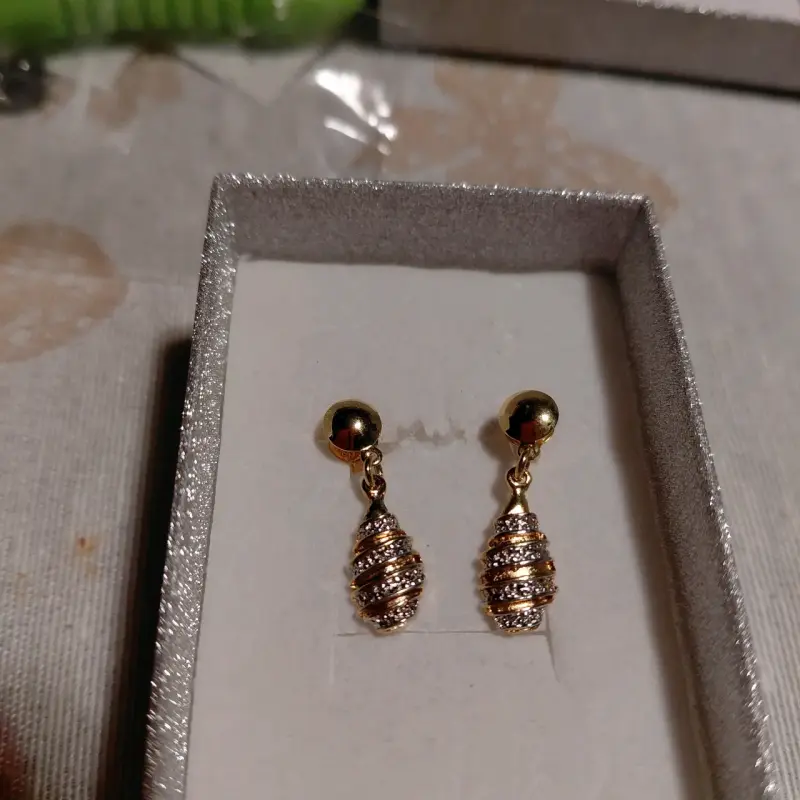 Conjunto de joyería dorada con pendientes y collar - 1