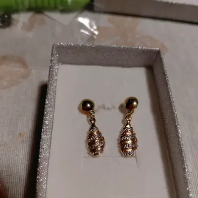 Conjunto de joyería dorada con pendientes y collar - miniatura 1